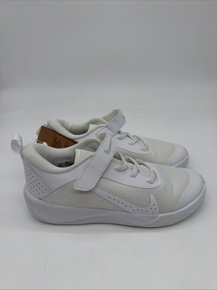 Pre-School Nike Omni Multi-Court White Pure Platinum SZ 2.5Y DM9026-100