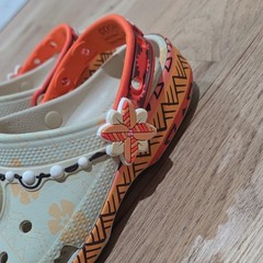Crocs Disney Moana Classic Clog w/ Charms Limited Edition Beige / CORAL J Sz 3