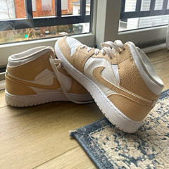 Jordan Air Jordan 1 Mid Unisex Beige/White Leather Mid-Top US 6Y