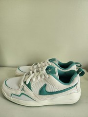 Nike Athletic Sneakers White/Teal Size 8 Low Top Lace-Up
