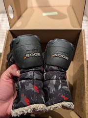Bogs Infant Snow Boots Shark Pattern Size 5 Waterproof Insulated Excellent
