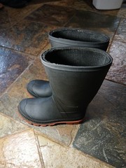 Kid’s Size 2 Rain Boots Chain-Link Sole Chore Rain Boot Black Pre Owned