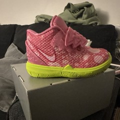 Nike Kids Kyrie Sponge Bob and Patrick Pink Yellow Athletic Sneakers Dot Sz 3c