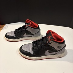 Air Jordan 1 Retro Mid “BRED SHADOW” Size 6.5 Youth Woman’s 8.5 Black Red & Gray