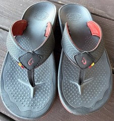 OluKai Kid’s Size ?6? Flip-Flops in Black & Red Excellent Condition PLEASE READ!