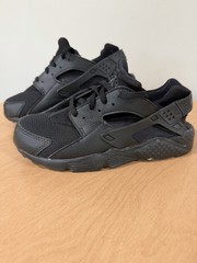 NIKE AIR HUARACHE RUN GS „TRIPLE BLACK“ Size 2.5Y (Women’s 4) Black