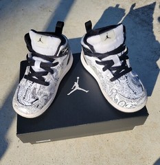 Jordan 1 Mid SE (TD) Size 7c White / White Black Volt