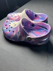 Crocs Classic Kids‘ Marbled Clog in Multi-Color/Tie-Dye Casual Bright Travel