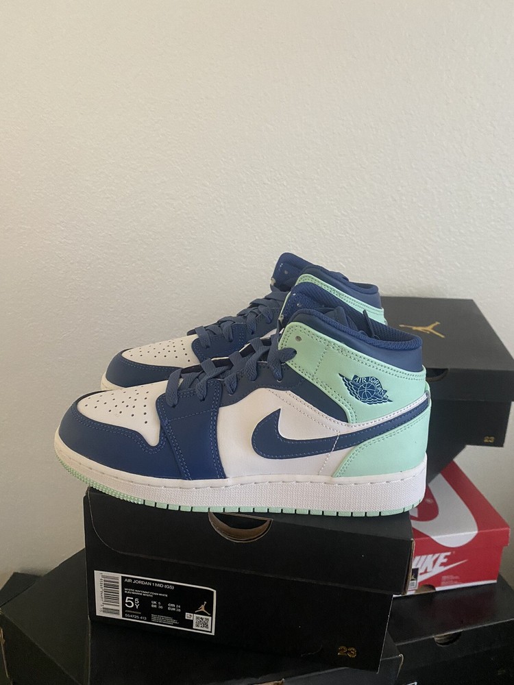 Size 5.5(GS) – Air Jordan 1 Mid Blue Mint 554725-413