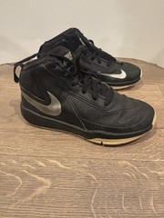 Nike Team Hustle D7 GS Boys Black Silver White Size 13 C