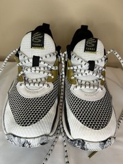 Under Armour Curry Kids Sneaker 2Y White/Black/Gold 3027628-101