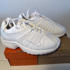 Nike VXT II (GS/PS) Cross training Sneaker 5Y (youth) Or Women: 6.5 White