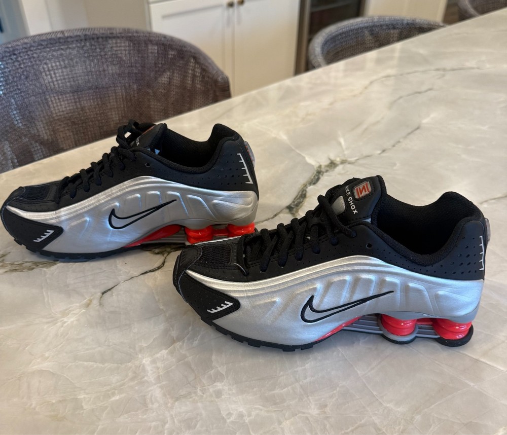 NIKE SHOX R4 (GS) Metallic Silver/Black/Picante Red Size 4Y – No Box