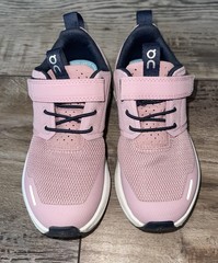 On Cloud Play Shoes Kids Size 11.5 Rose Running School Comfort Cushioned