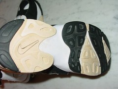 2011 Nike Air Diamond Turf 2 White/Black Youth Shoes! Size 7Y Sold As Is!