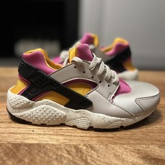 Nike Air Huarache Run – GS Size 5.5 – (654275-043)