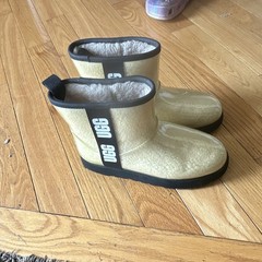 UGG Classic Clear Mini Gold Rubber Rain Boot Faux Fur Lined Kids 9 1113190