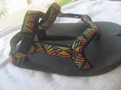 Big Kids Size 5 Teva Original Universal Sandal – Black Pink Yellow Blue