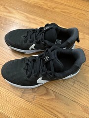 Nike Kids‘ Star Runner 4 Sneaker Size 1Y Color: Black/ White/ Anthracite