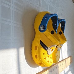 Crocs Classic Minions Kids Clogs Yellow/Blue US 9 Slip-On Adjustable Strap