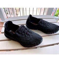 Bernie Mev Kids Cuddly Black Woven Elastic Slip On Sneakers Size 33 Youth/1.5