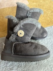 UGG Kids Bailey Button Gray Suede Leather Sheepskin Fur Lined Boot Toddler Sz 8