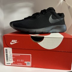 NEW Nike Tanjun Youth Big Kids Grade School Sneakers 818381-001 Black Size 4Y