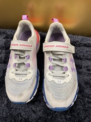 Under Armour Pre School Assert 9,size 2.5 y