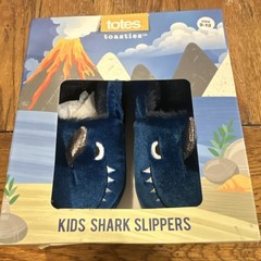 Totes Toasties Kids Shark Slippers Blue Faux Fur Embroidered Size 9-10