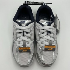 Avia 5000 Sneakers Youth Size 1 Performance Walking Sneakers. Silver/White.