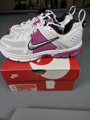 Nike Vomero 5 (GS) Unisex Kids Sneaker 6.5W/ 5Y White/Purple/Black HF6998-102