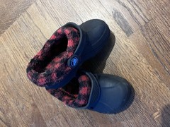 Crocs Unisex Mammoth Black Red & Black Plaid Lined Slip On Clog Size 9 Kid