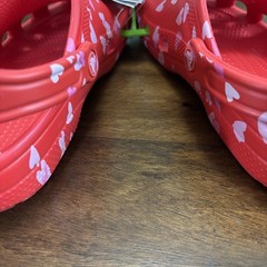 Crocs Hearts Classic VDay Graphic Clog/ Hearts/Cherry Red/ Size J6