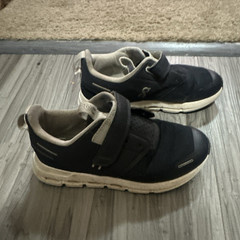 On Kids Sneakers Black/Gray Mesh Hook & Loop Low Top US 1 EU 32 UK 13.5