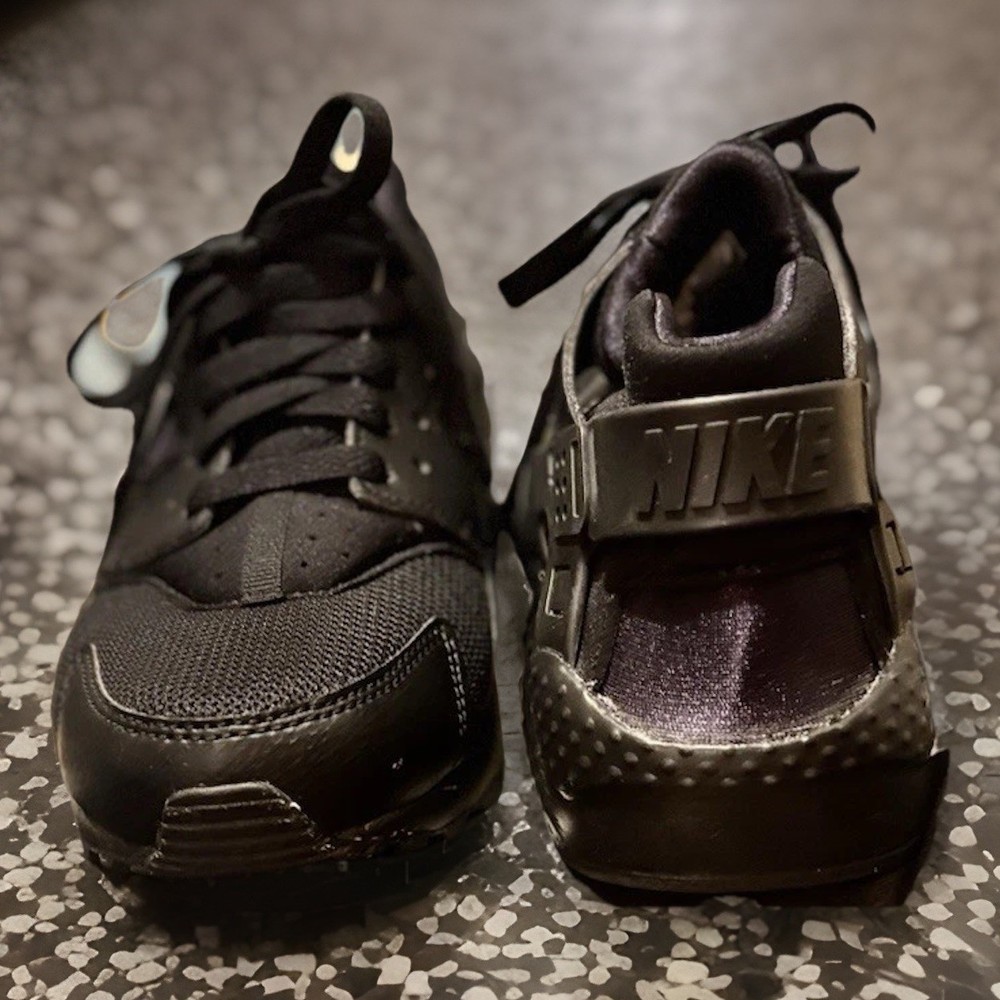 Nike Air Huarache Kids 7Y Triple Black with a Thermoplastic heel cage 654275-016
