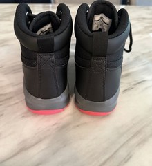 Nike Manoa Big Kids Boot Black/hyper Pink Size 6.5y Pre-owned Excellent