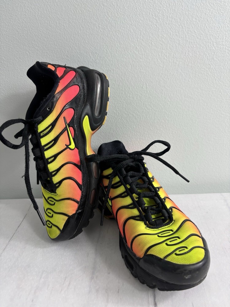 Nike Air Max Plus TN SE Volt/Solar Red Kids Sneakers Sz 6