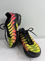 Nike Air Max Plus TN SE Volt/Solar Red Kids Sneakers Sz 6