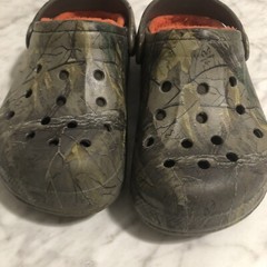 Crocs Camo Kids Clogs Size J2/J4 Color Green Camo Fabric Lined Dual Comfort