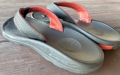 OluKai Kid’s Size ?6? Flip-Flops in Black & Red Excellent Condition PLEASE READ!