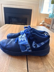 Nike Team Hustle D8 Unisex Kids Basketball Sneakers Blue Black Size 6Y