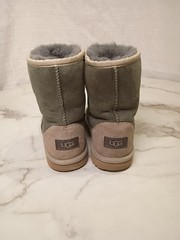 UGG KIDS CLASSIC SHORT II – 1017703K Size 4 Used