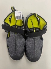 Wave Zone Kai Gray Kid’s Sandals Size 4 NWT