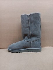 UGG Women’s Bailey Button Triplet boot, Size 5, Grey 1962 Y