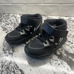 NIKE KYRIE INFINITY TD BLACK METALLIC SILVER SIZE 8C CHILD/TODDLER [DD0333-005]