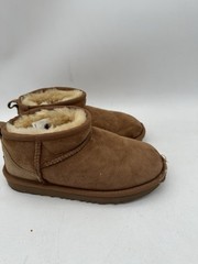 UGG Classic Mini II Youth Chestnut Sheepskin Boots Size 1 Winter Cozy 1130750K