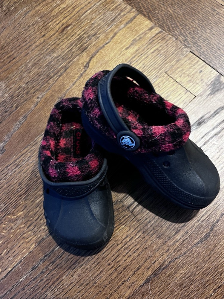 Crocs Unisex Mammoth Black Red & Black Plaid Lined Slip On Clog Size 9 Kid