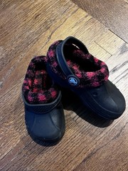Crocs Unisex Mammoth Black Red & Black Plaid Lined Slip On Clog Size 9 Kid