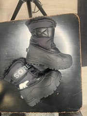 [Worn 2x] Sorrel Little Kids’ Snow Commander Boots – Black/Charcoal- size 8