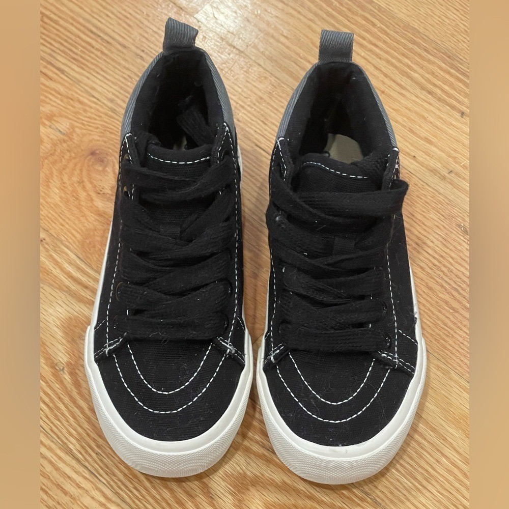 Old Navy Kids Black and White Sneakers NWOT Size 13 Youth